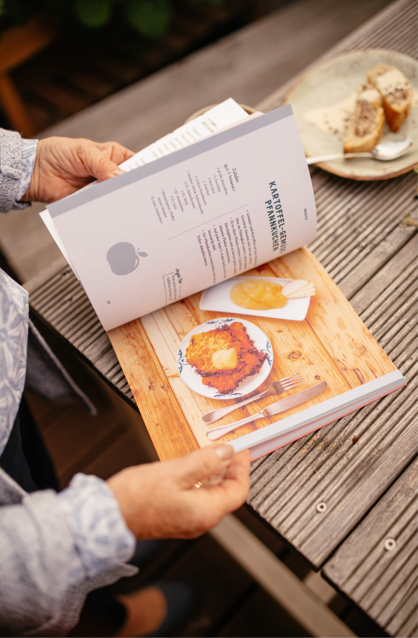 Oma Inge blättert im Omi, ich bin jetzt vegan! Kochbuch.