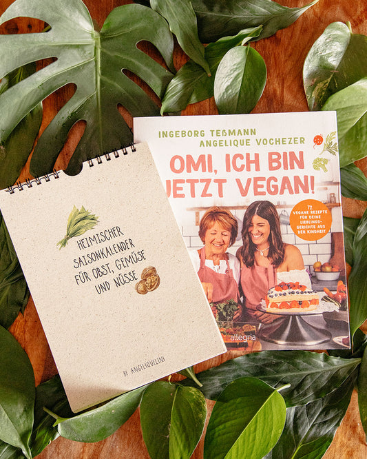 Unser Bundle Schmackofatz besteht aus einem Saisonkalender Din A5 bunt und unserem handsigniertem Kochbuch "Omi, ich bin jetzt vegan!"