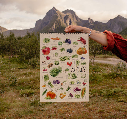 Angie hält den Saisonkalender mitten in der Natur und in den Bergen in Norwegen.