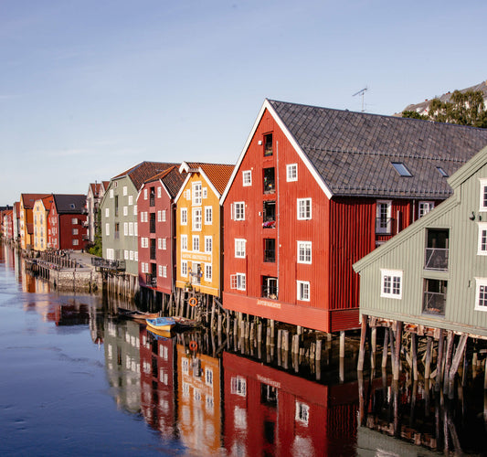 Die kunterbunten Häuser in Trondheim, Norwegen.